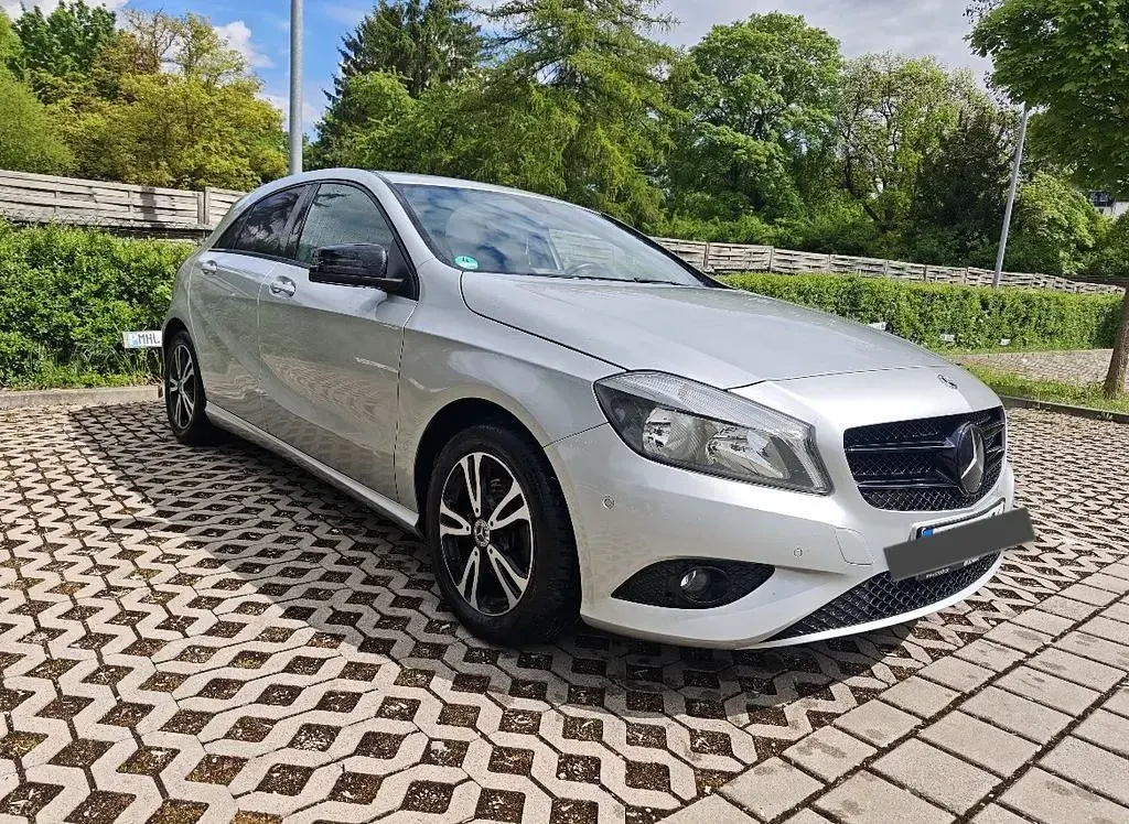 Gebraucht Mercedes A180 Style 122 PS (89 kW) 2015 Silber Kleinwagen