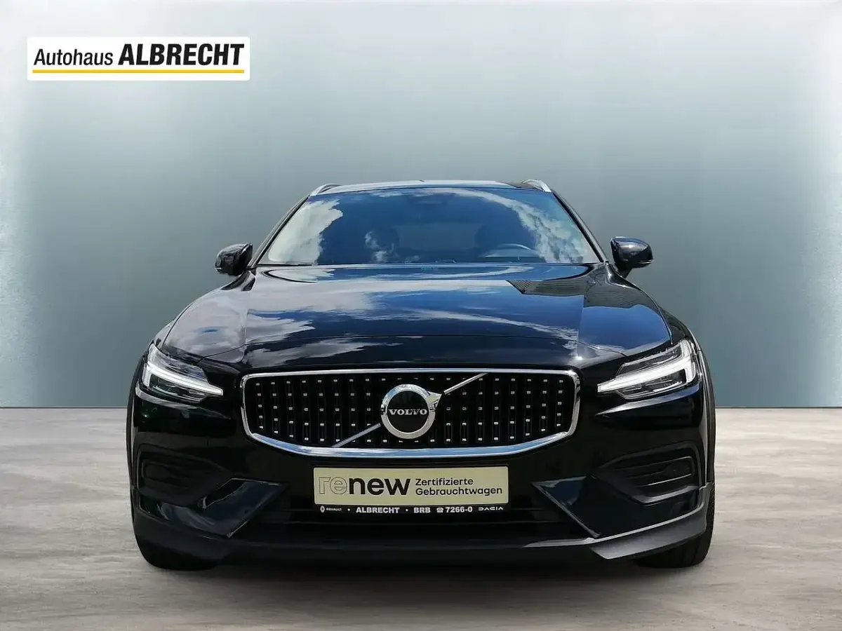 Gebraucht Volvo V60 CC Plus 197 PS (144 kW) 2023 Black solid "stone" / solid Kombi