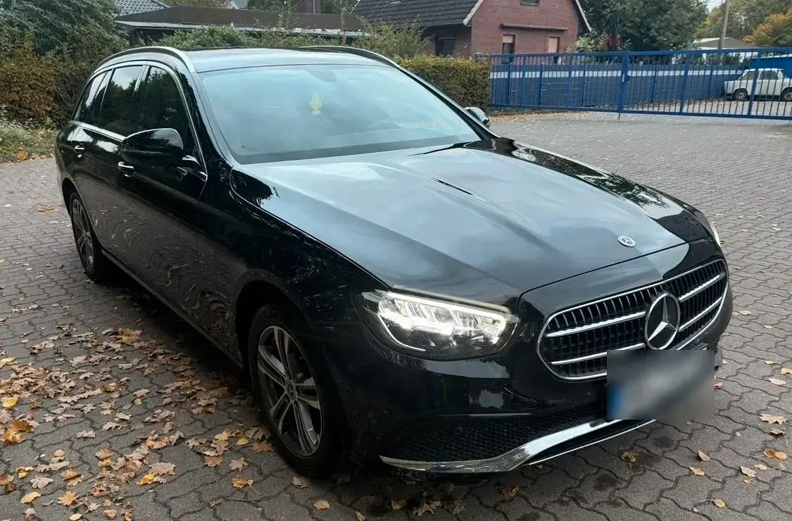 Gebraucht Mercedes E220 194 PS (142 kW) 2023 Schwarz Kombi