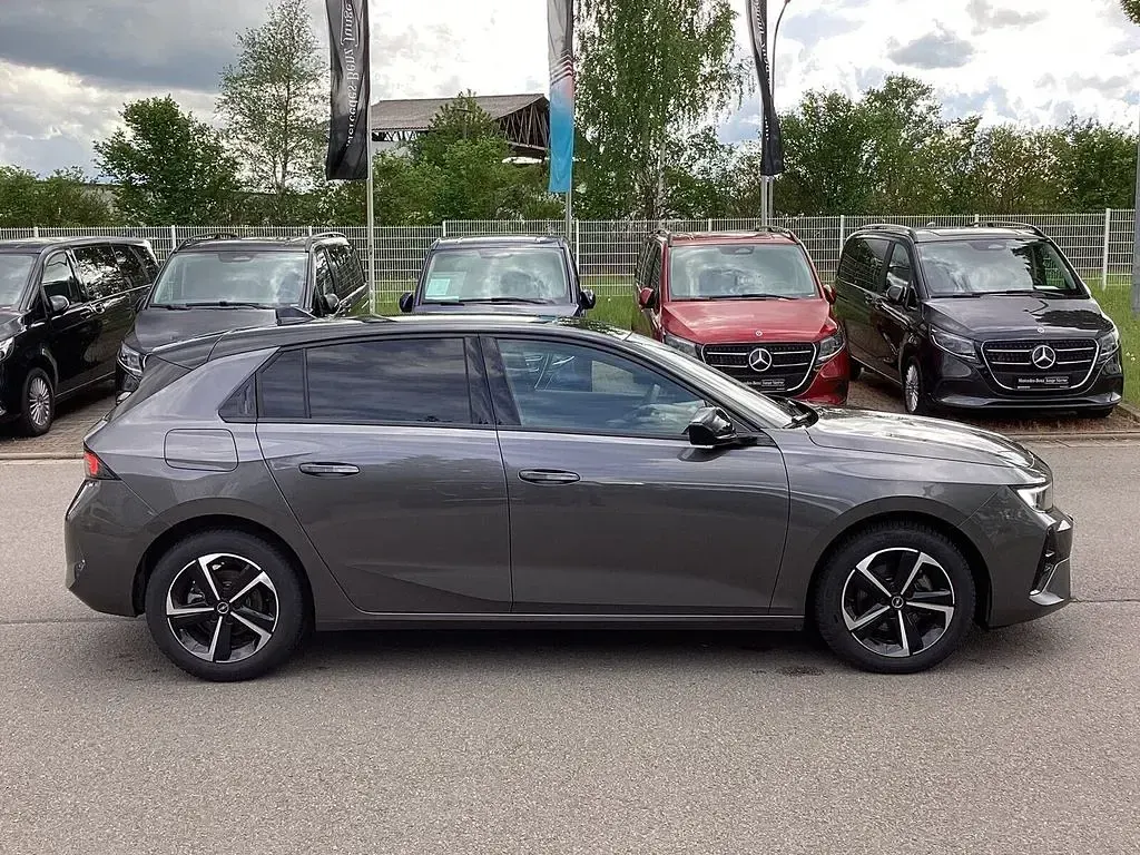 Używany Opel Astra 131 KM (96 kW) 2024 Szary Hatchback