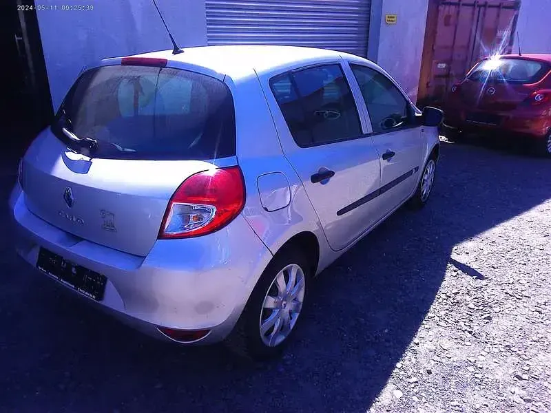 Gebraucht Renault Clio 75 PS (55 kW) 2012 Silber Kleinwagen