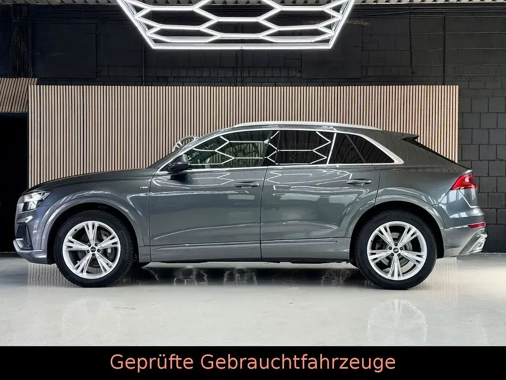 Używany Audi Q8 S-line plus 231 KM (169 kW) 2022 Szary SUV