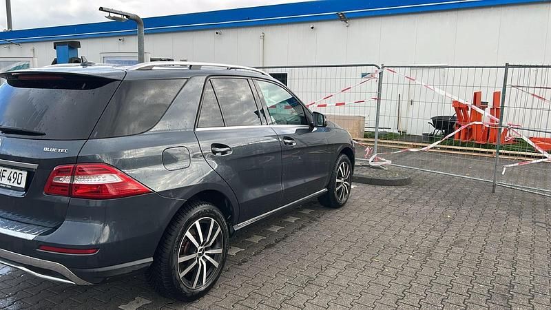 Gebraucht Mercedes ML350 258 PS (189 kW) 2012 Blau SUV