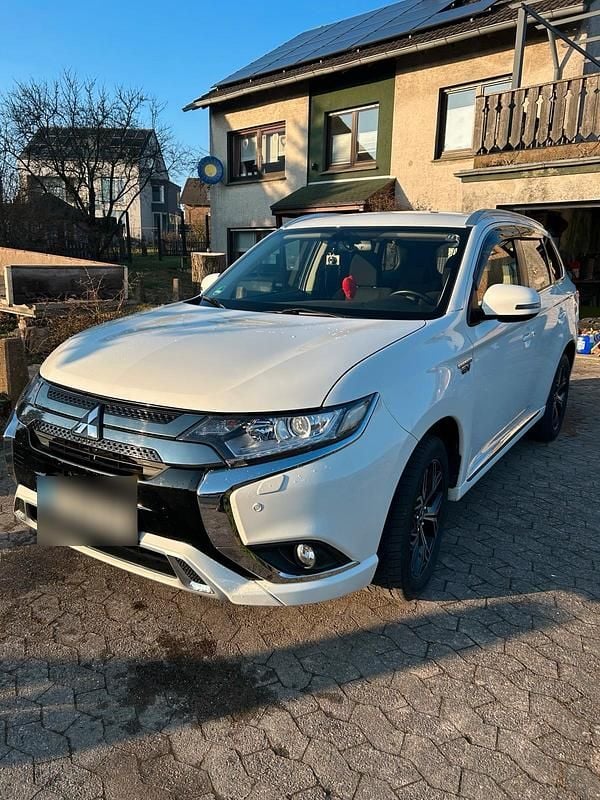 Gebraucht Mitsubishi Outlander P-HEV Top 224 PS (164 kW) 2019 Weiß SUV