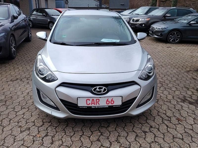 Gebraucht Hyundai i30 Edition 99 PS (72 kW) 2015 Silber Limousine