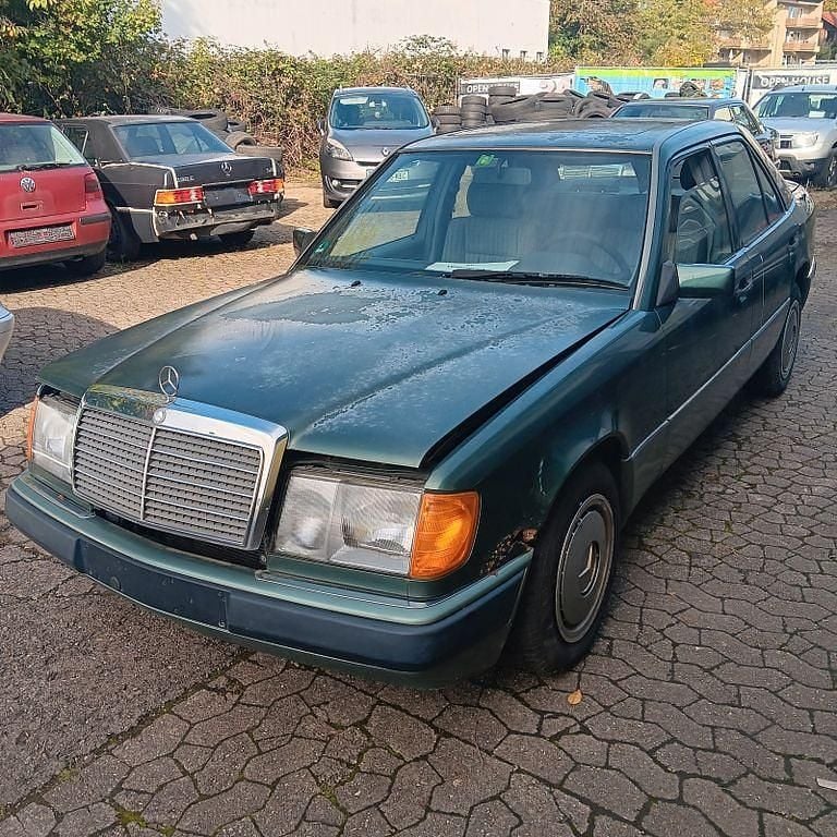 Grün Gebraucht 1991 Mercedes E230 Limousine | 2.000 € - Bild 1/4