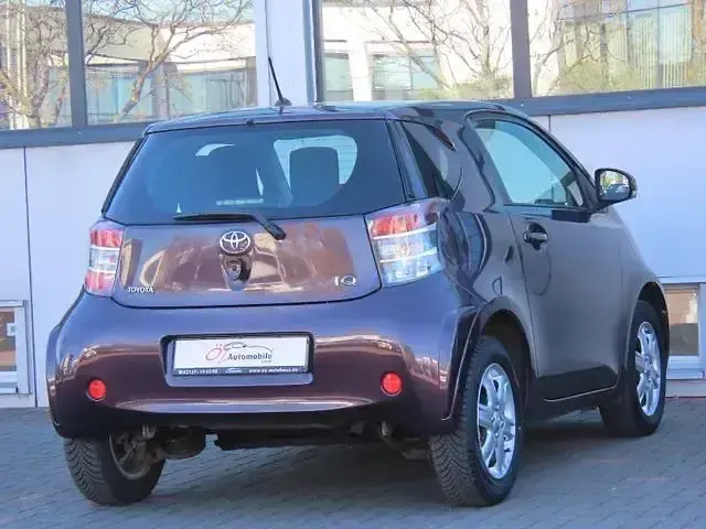 Używany Toyota iQ 68 KM (50 kW) 2009 Purpurowy Hatchback