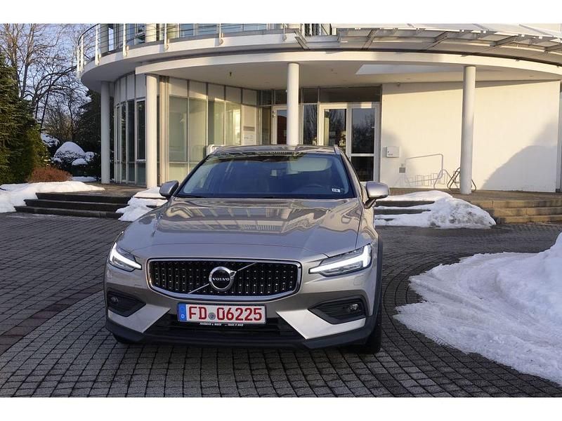 Gebraucht Volvo V60 CC Plus 197 PS (144 kW) 2023 Grau Kombi