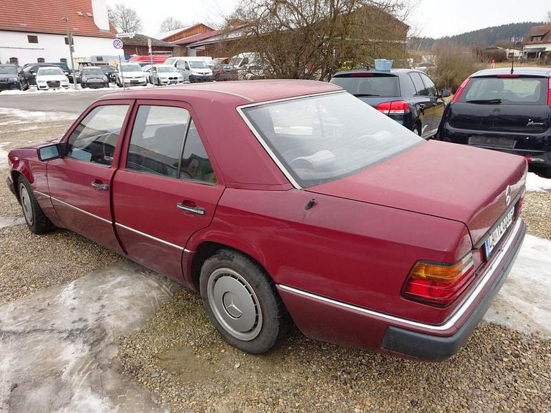 Second-hand Mercedes E220 150 CP (110 kW) 1992 Roșu Berlinǎ