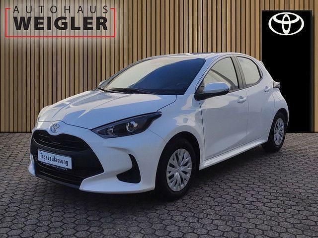 Weiß Neu 2025 Toyota Yaris Hybrid Comfort Limousine | 23.940 € (Guter Preis) - Bild 1/4