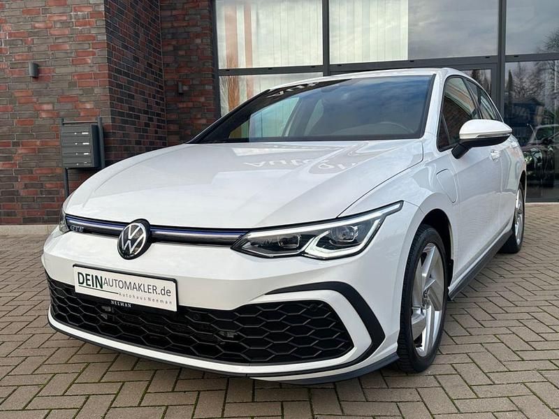 Pure white Gebraucht 2021 VW Golf VIII GTE Limousine | 21.840 € (Guter Preis) - Bild 1/4