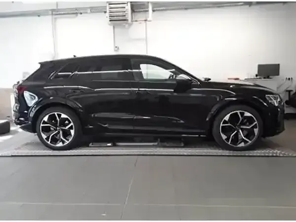 Gebraucht Audi SQ8 e-tron Ambiente 369 kW (503 PS) 2024 Mythosschwarz metallic SUV