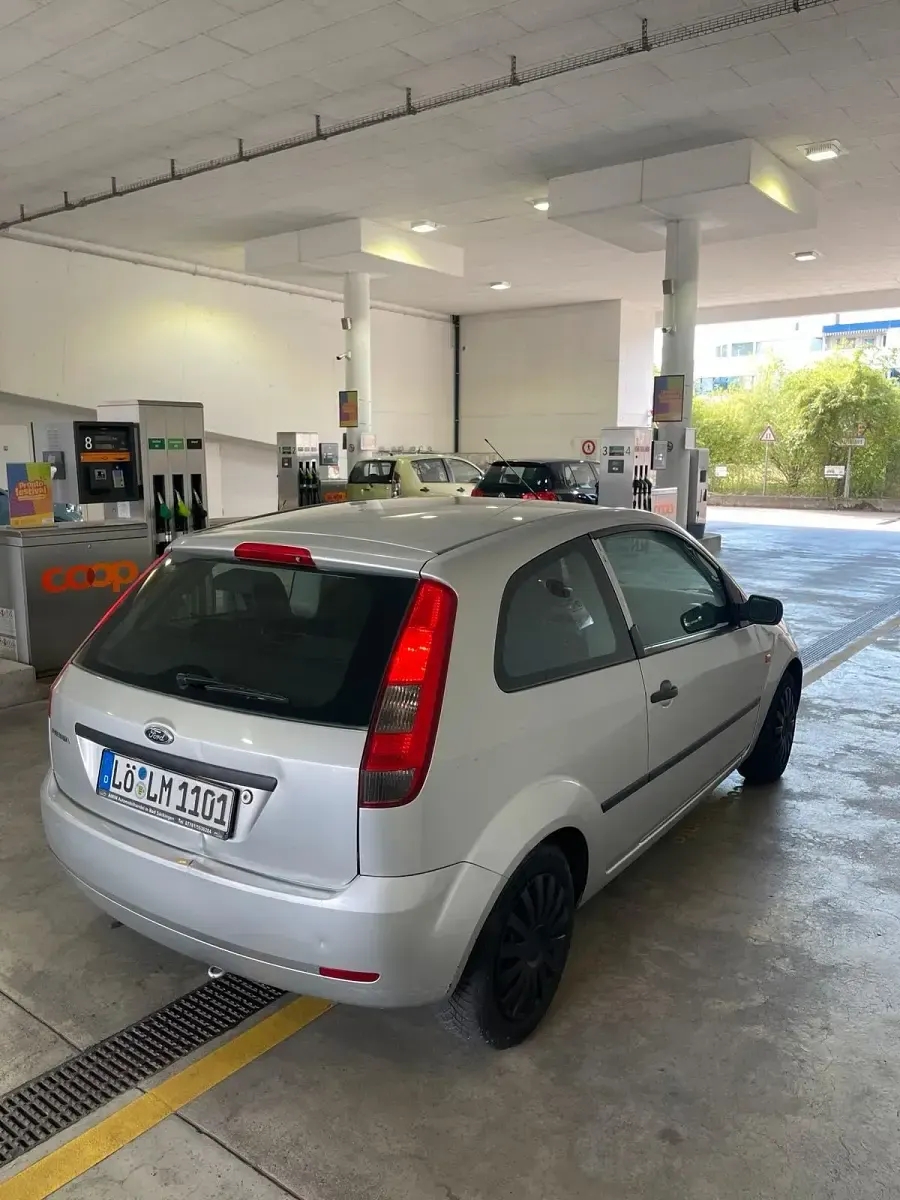 Gebraucht Ford Fiesta 80 PS (58 kW) 2005 Silber Kleinwagen