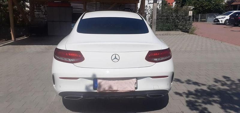 Weiß Gebraucht 2017 Mercedes C220 AMG line Coupé | 17.900 € (Guter Preis) - Bild 1/4