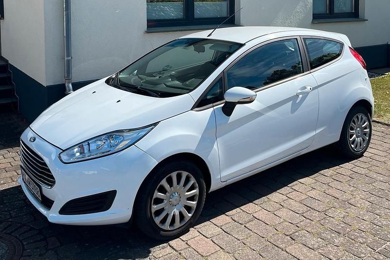 Weiß Gebraucht 2015 Ford Fiesta Trend Kleinwagen | 5.000 € - Bild 1/4