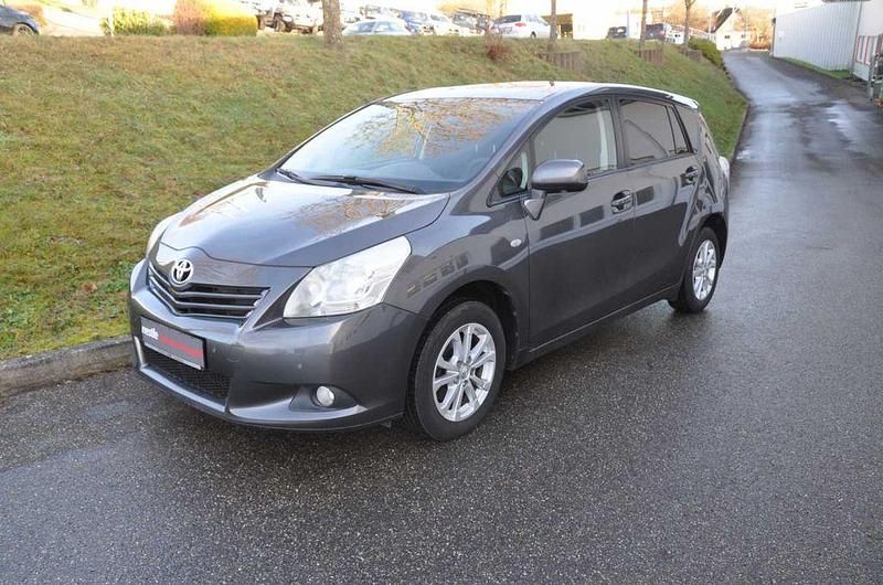 Gebraucht Toyota Verso Edition 147 PS (108 kW) 2011 Grau Van / Kleinbus