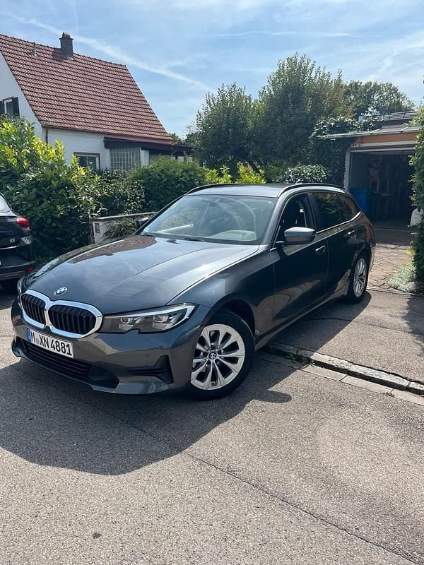 Grau Gebraucht 2022 BMW 320 Sport Line Kombi | 27.950 € (Superpreis) - Bild 1/4