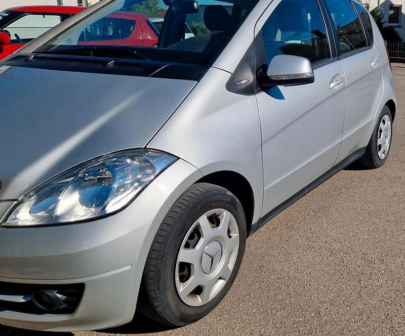 Silber Gebraucht 2011 Mercedes A160 Kleinwagen | 2.925 € (Guter Preis) - Bild 1/4