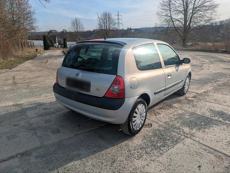 Gebraucht Renault Clio II 75 PS (55 kW) 2004 Silber Kleinwagen