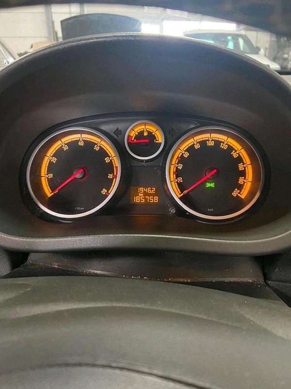 Gebraucht Opel Corsa 90 PS (66 kW) 2010 Gelb Kleinwagen