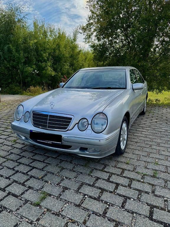 Silber Gebraucht 2000 Mercedes E220 Elegance Limousine | 4.500 € (Guter Preis) - Bild 1/4
