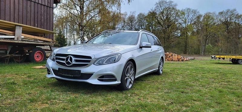 Silber Gebraucht 2016 Mercedes E250 Avantgarde Limousine | 20.500 € (Teuer) - Bild 1/1