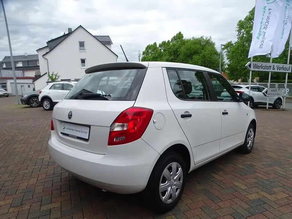 Używany Skoda Fabia 60 KM (44 kW) 2014 Biały Sedan/Limuzyna