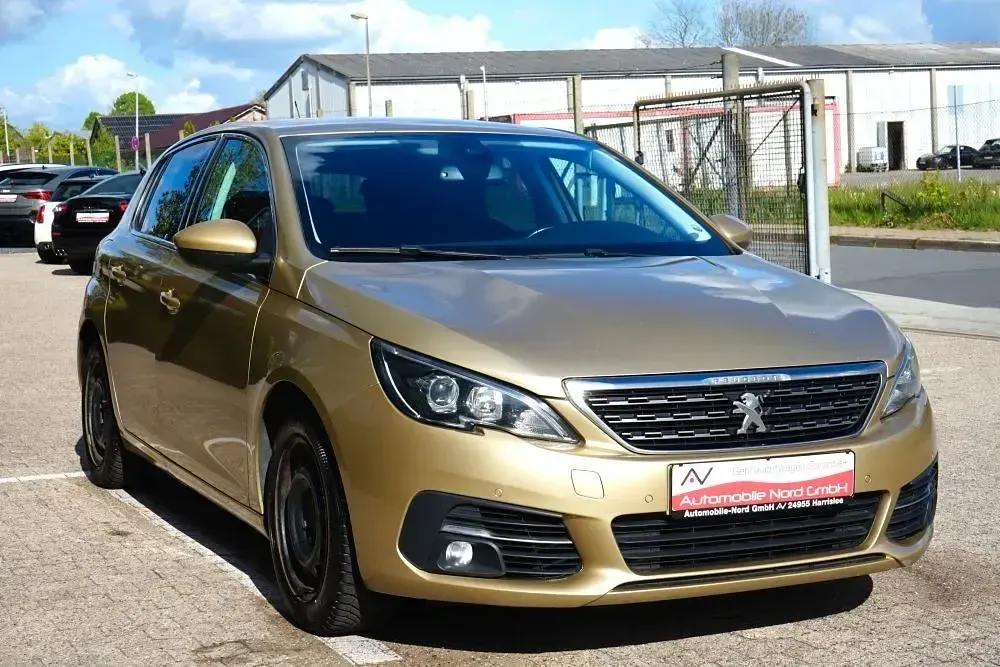 Gebraucht Peugeot 308 Allure 131 PS (96 kW) 2018 Gold Limousine