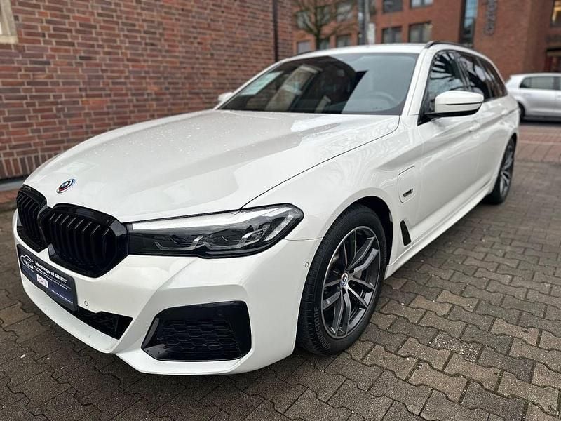 Weiß Gebraucht 2022 BMW 530e M Sport Kombi | 27.990 € (Superpreis) - Bild 1/4