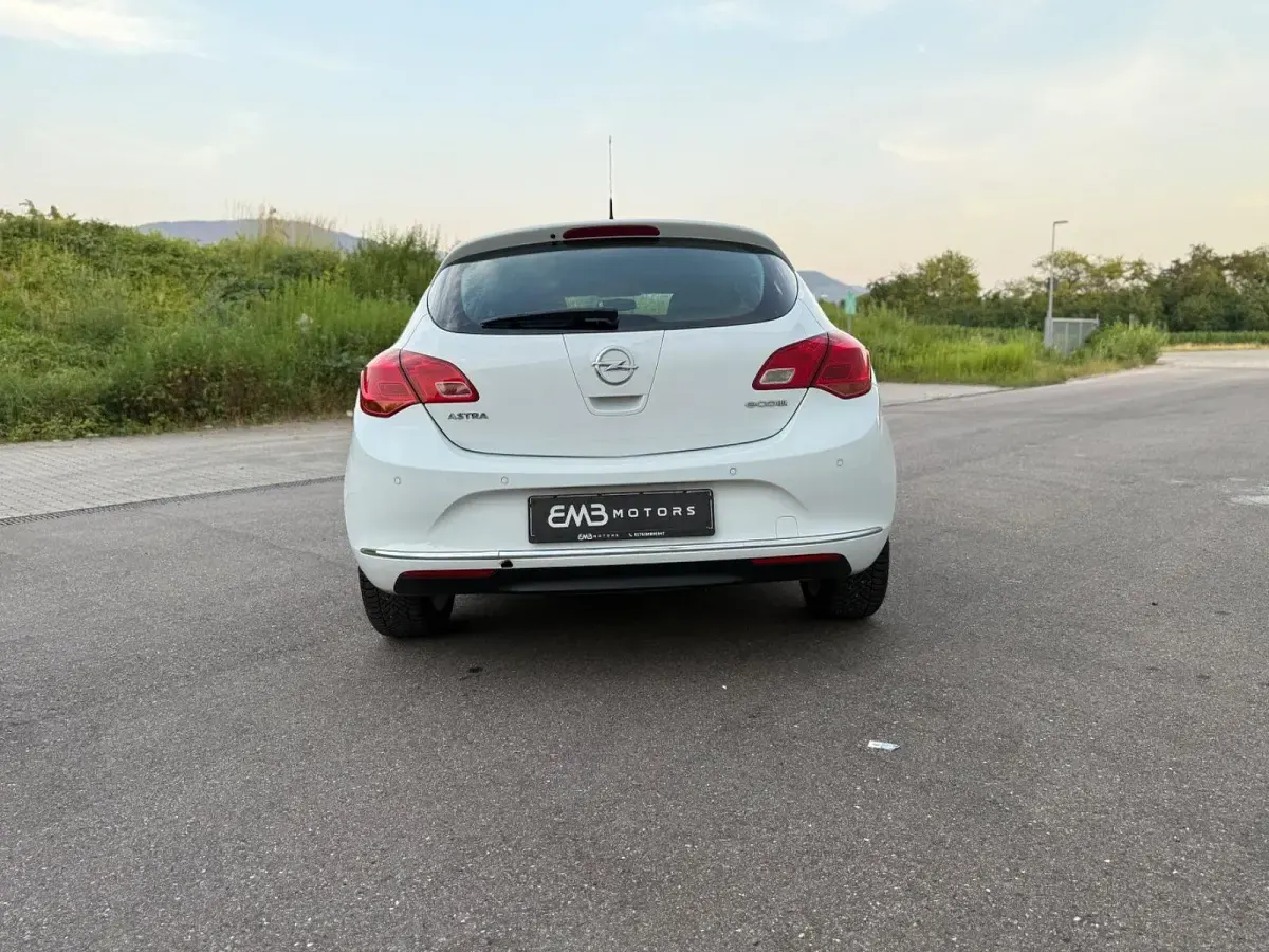 Gebraucht Opel Astra Active 101 PS (74 kW) 2013 Weiß Kleinwagen