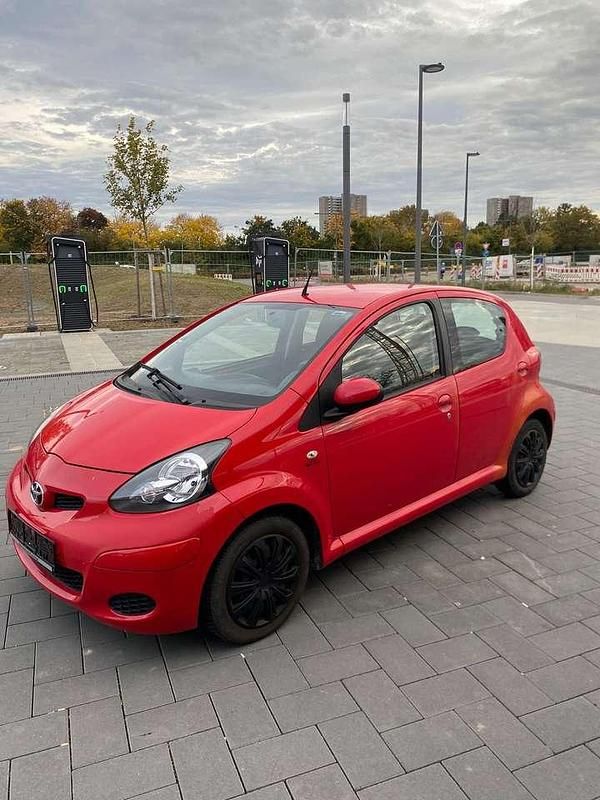 Rot Gebraucht 2009 Toyota Aygo City Kleinwagen | 1.849 € (Guter Preis) - Bild 1/4