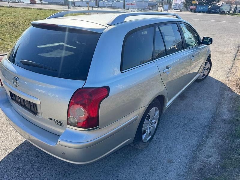Gebraucht Toyota Avensis Team 126 PS (92 kW) 2009 Silber Kombi