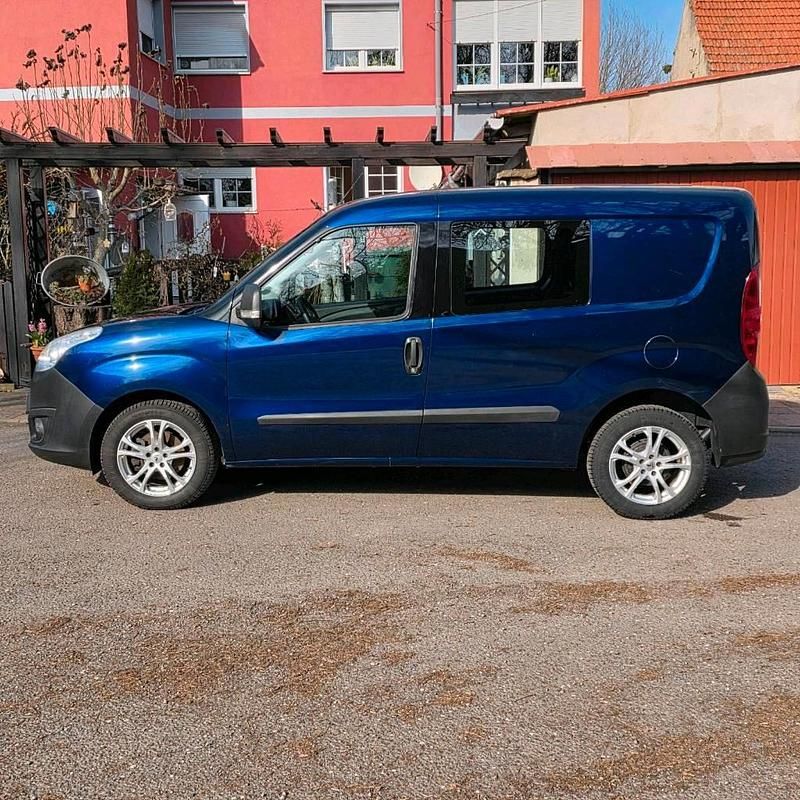 Second-hand Opel Combo 90 CP (66 kW) 2015 Albastru Monovolum