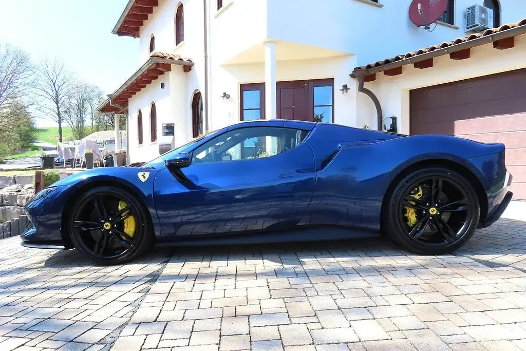 Second-hand Ferrari 296 829 CP (609 kW) 2025 Albastru Cabrio