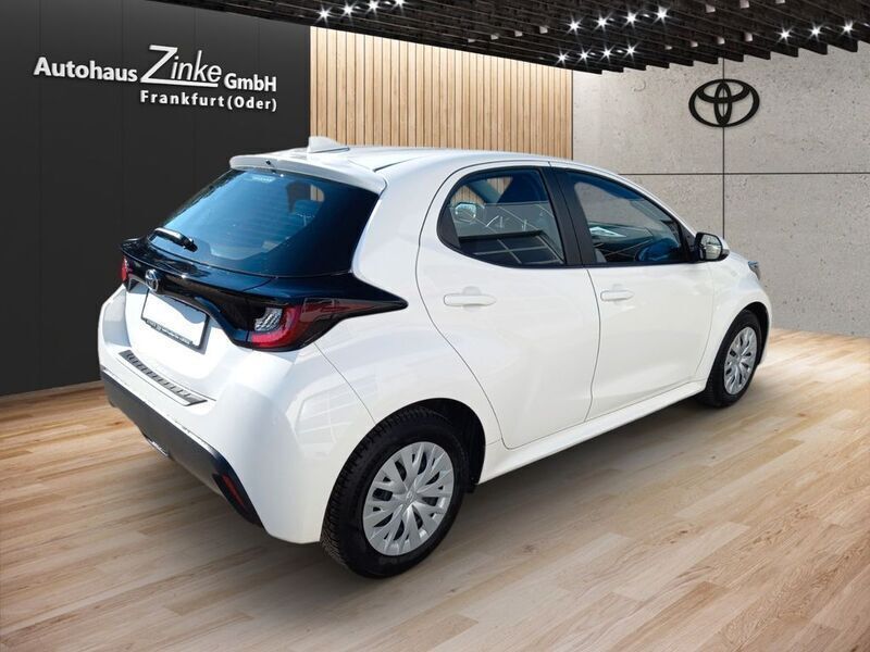 Gebraucht Toyota Yaris Basis 72 PS (52 kW) 2023 Schneeweiß Kleinwagen
