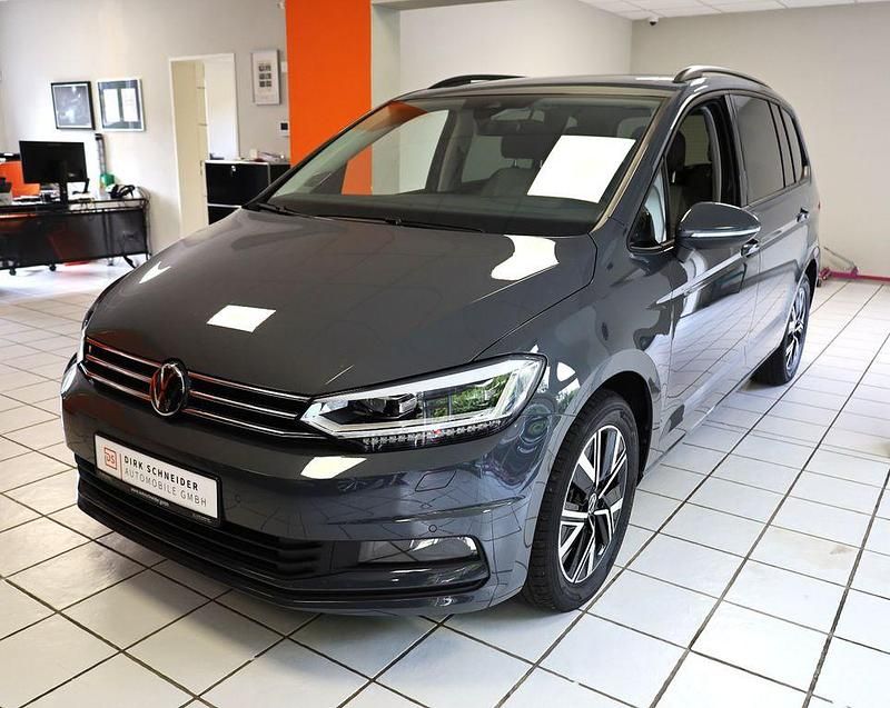 Grau Gebraucht 2023 VW Touran Comfortline Van / Kleinbus | 32.980 € (Etwas zu teuer) - Bild 1/4