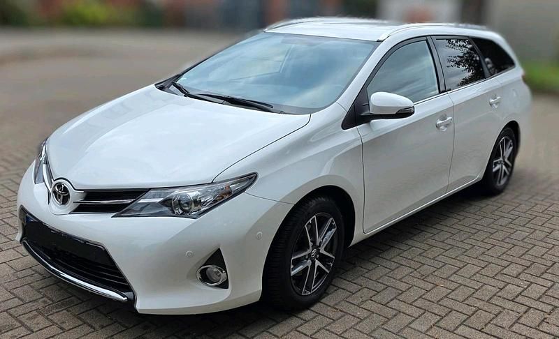 Weiß Gebraucht 2015 Toyota Auris Touring Sports Kombi | 14.800 € - Bild 1/4