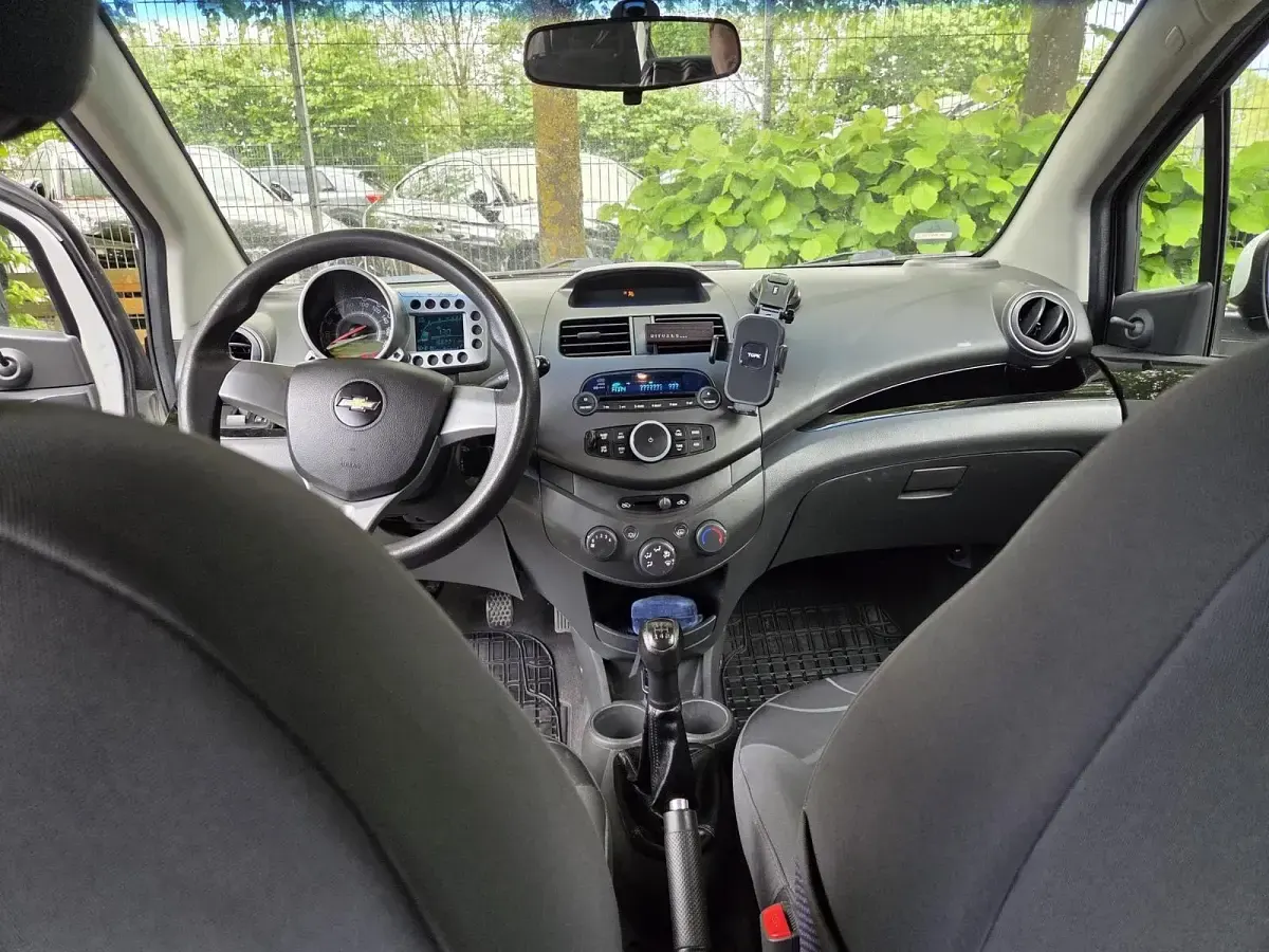 Gebraucht Chevrolet Spark 68 PS (50 kW) 2011 Weiß Kleinwagen