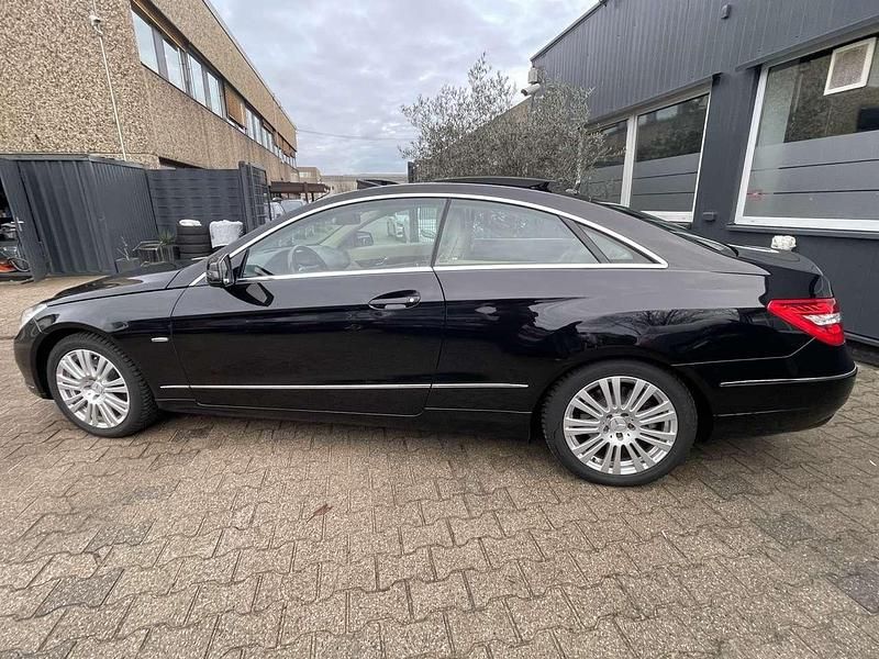 Gebraucht Mercedes E300 252 PS (185 kW) 2011 Obsidianschwarz  metalliclack Coupé