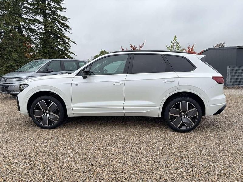 Neu VW Touareg R-line 286 PS (210 kW) 2025 Oryxweiß perlmutteffekt / florencebraun SUV