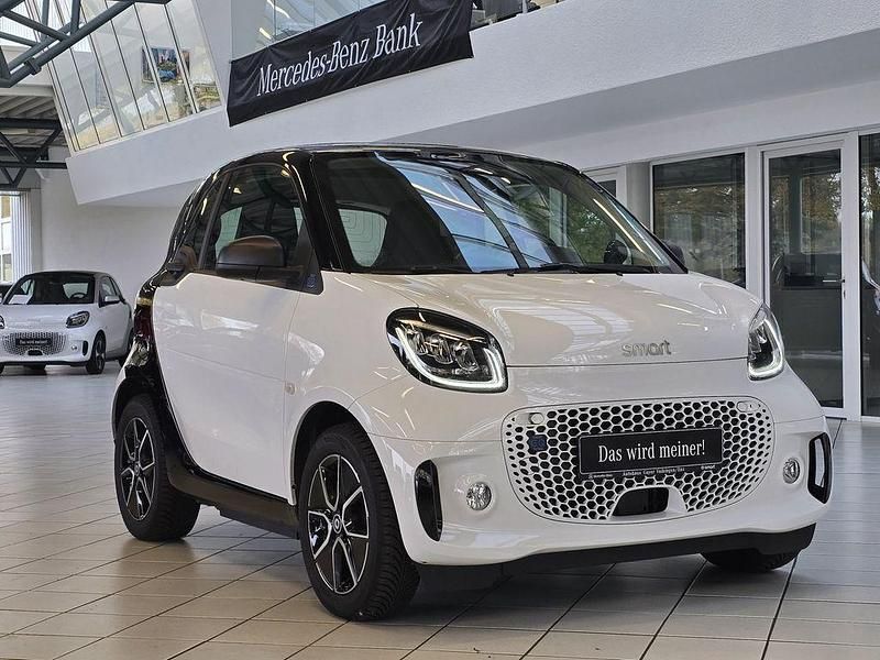 Weiß Gebraucht 2024 Smart ForTwo Electric Drive Passion Coupé | 17.950 € (Etwas zu teuer) - Bild 1/4