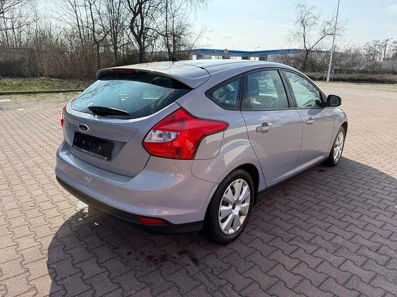 Gebraucht Ford Focus Ambiente 105 PS (77 kW) 2011 Grau Limousine