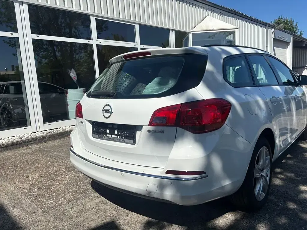 Gebraucht Opel Astra Edition 101 PS (74 kW) 2012 Weiß Kombi