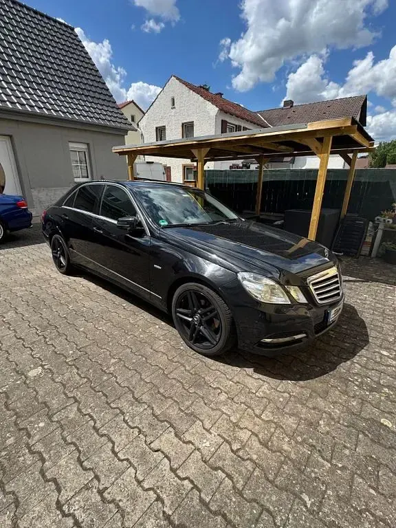 Gebraucht Mercedes E220 Avantgarde 170 PS (125 kW) 2012 Schwarz Limousine