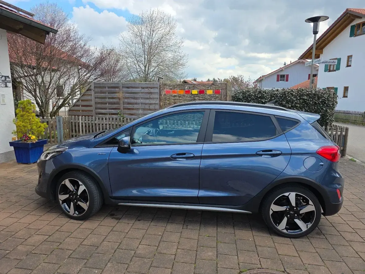 Second-hand Ford Fiesta Active 125 CP (91 kW) 2020 Albastru Hatchback