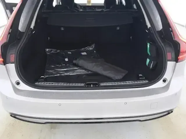 Używany Volvo V90 Plus 253 KM (186 kW) 2025 Srebrny Kombi