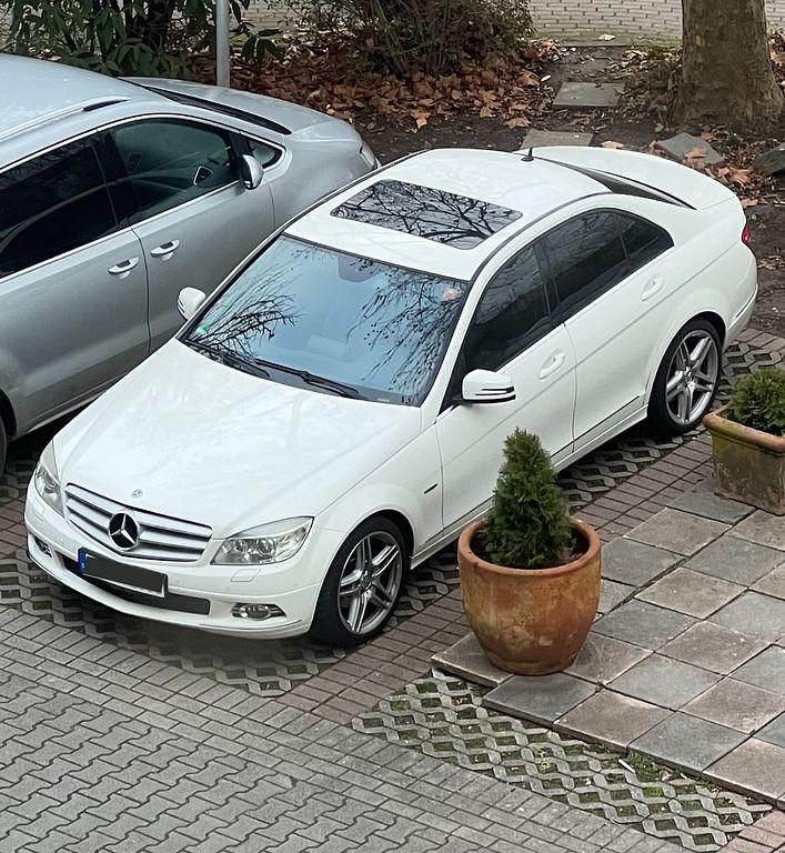 Weiß Gebraucht 2009 Mercedes C220 Limousine | 8.700 € (Teuer) - Bild 1/4