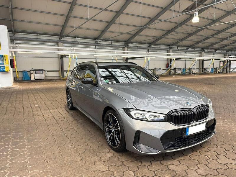 Grau Gebraucht 2024 BMW 330 Performance Kombi | 43.900 € (Guter Preis) - Bild 1/4
