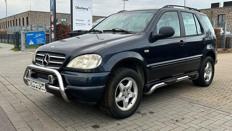 Schwarz Gebraucht 1999 Mercedes ML230 SUV | 2.900 € - Bild 1/4