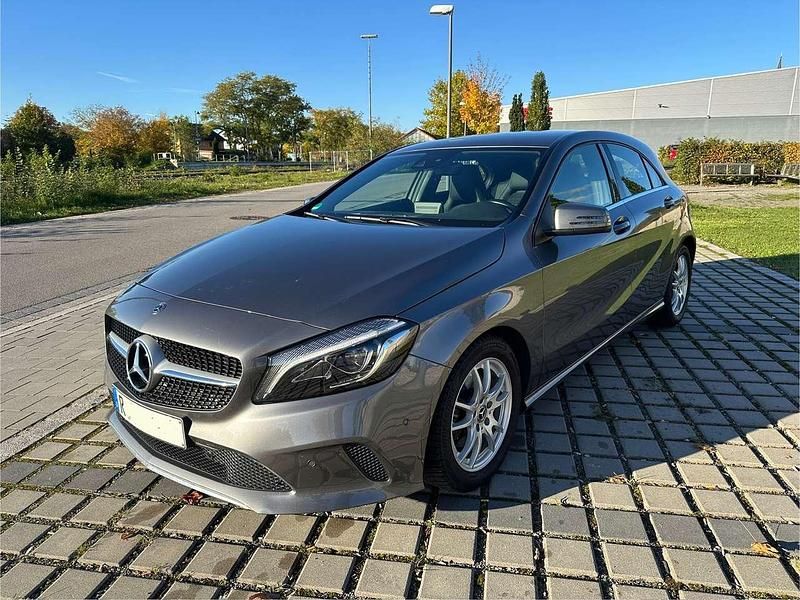 Grau Gebraucht 2017 Mercedes A180 Edition Kleinwagen | 14.700 € (Fairer Preis) - Bild 1/4